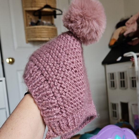 Charming Lilac Chunky Knit Hat and Booties Set for Kids - Picture 10 of 12